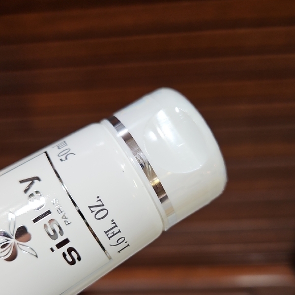 Sisley Mattifying Moisturizer with Tropical Resins - Picture 11 of 11